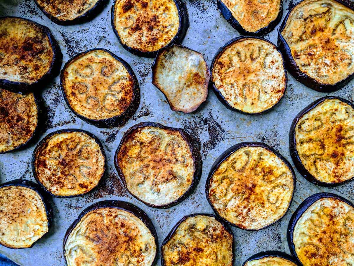 Overview of grilled slices of eggplant. 