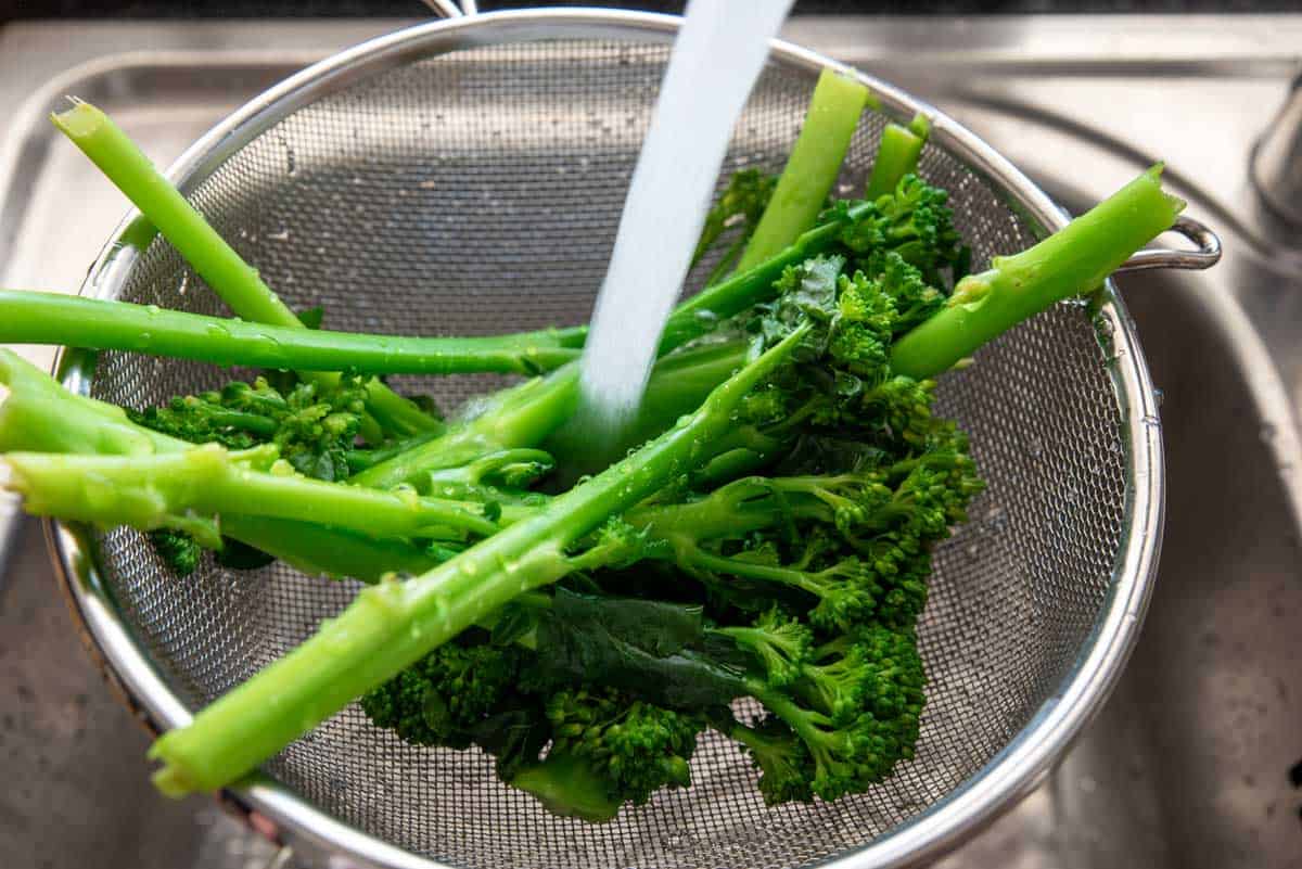 Enjuague el brócoli hervido a la par con agua corriente.