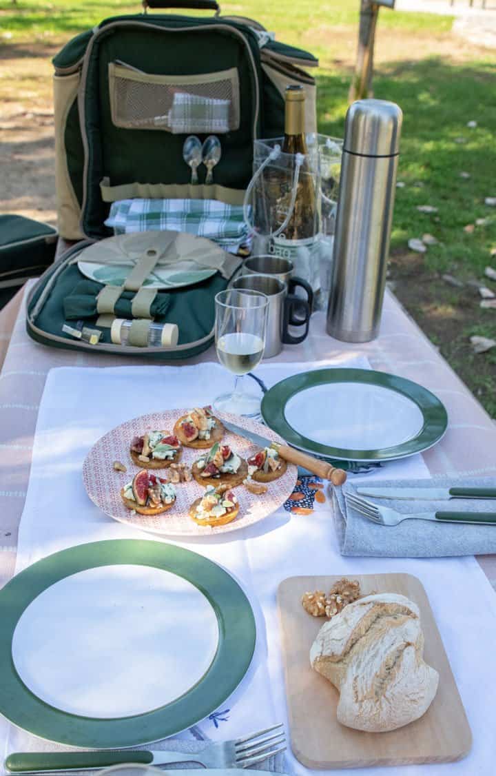 Picnic in the park with pear and blue cheese appetisers. 