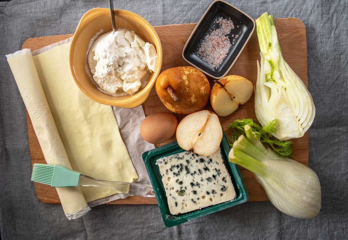 Ingredientes establecidos para la tarta de queso azul y ricotta de pera.