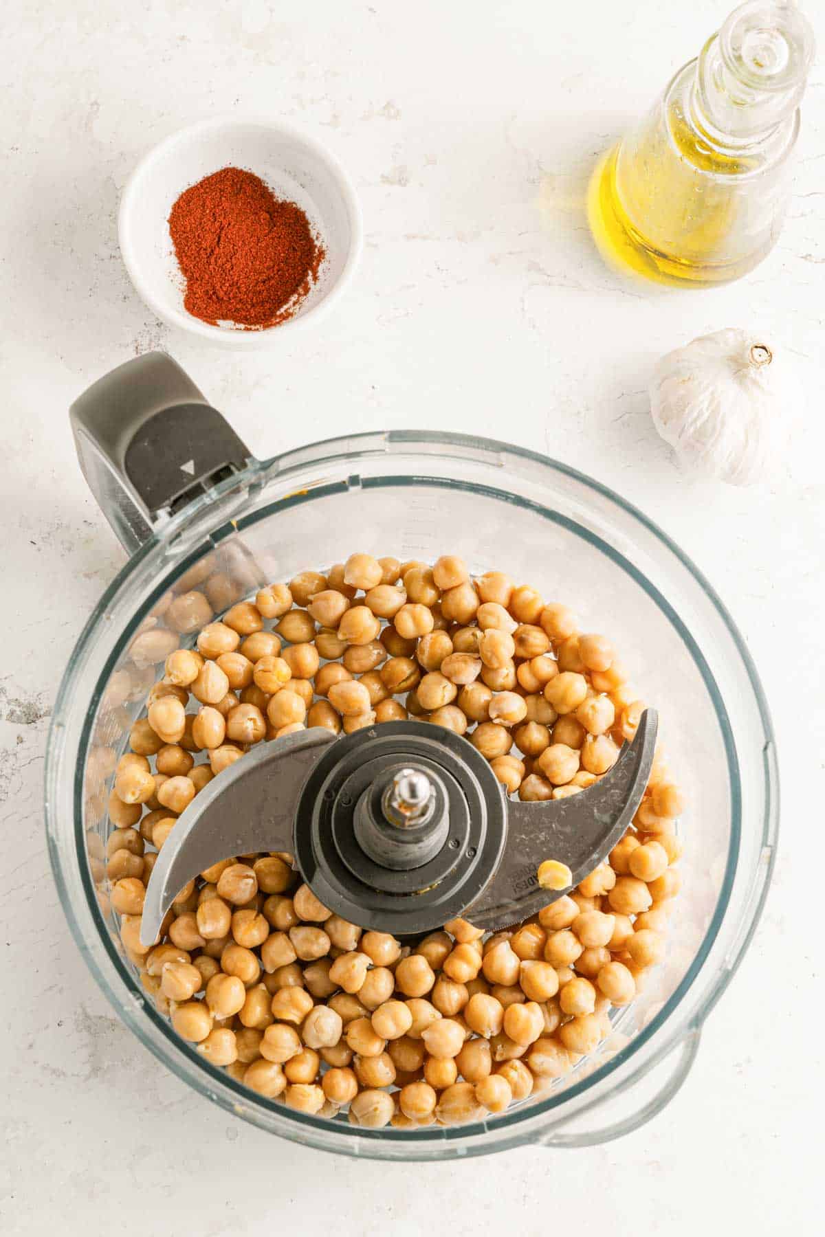 Chickpeas and roasted red peppers in a food processor.